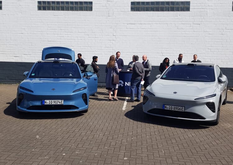 Projekt Zukunftstaxi – Come-Together im Hamburger Taxiwerk