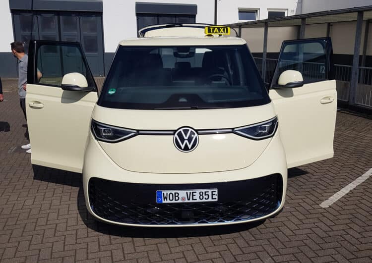 Projekt Zukunftstaxi – Come-Together im Hamburger Taxiwerk