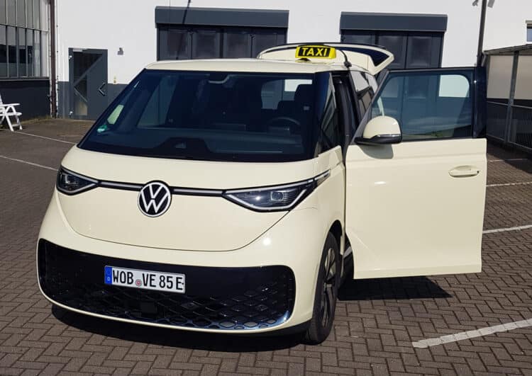 Projekt Zukunftstaxi – Come-Together im Hamburger Taxiwerk