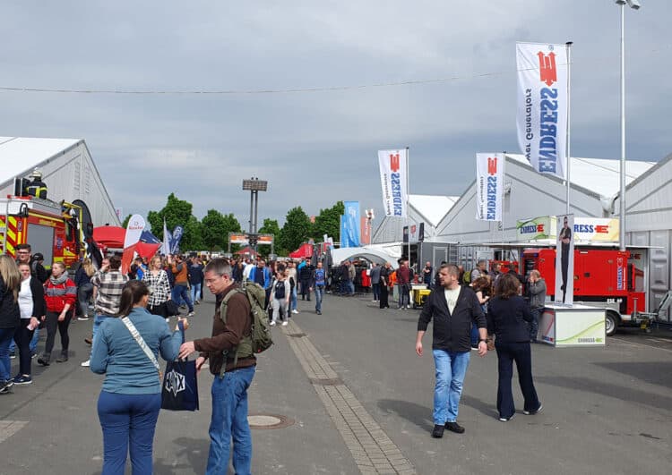Eine Blaulichtmesse mit vielen Rolli-Umrüstungen
