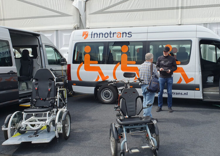 Eine Blaulichtmesse mit vielen Rolli-Umrüstungen