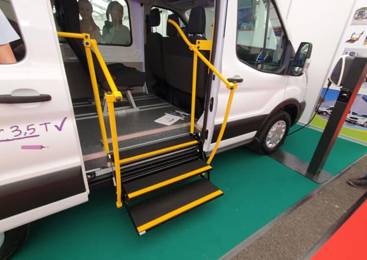 Eine Blaulichtmesse mit vielen Rolli-Umrüstungen