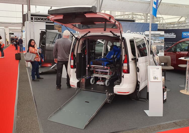 Eine Blaulichtmesse mit vielen Rolli-Umrüstungen