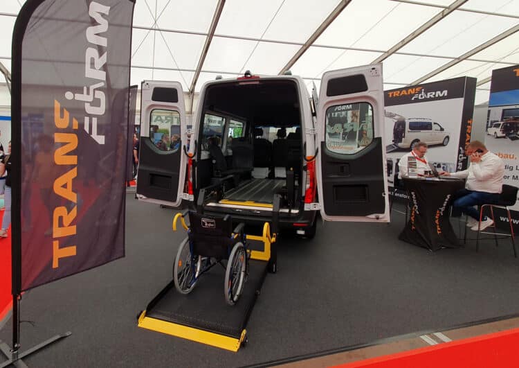 Eine Blaulichtmesse mit vielen Rolli-Umrüstungen