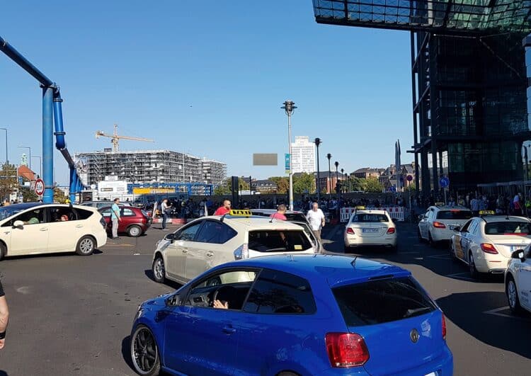 Berliner Bahnhofsportal ohne Taxis? Wo bleibt der Aufschrei?