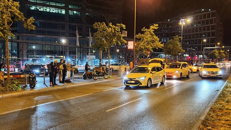 Berliner Bahnhofsportal ohne Taxis? Wo bleibt der Aufschrei?
