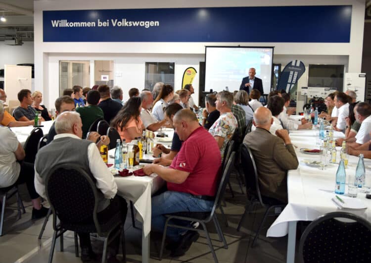 VW-Taxi trifft seine Kunden