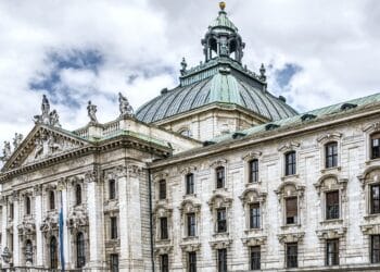 Mietwagenfahrer wegen Vergewaltigungsvorwurf vor Gericht