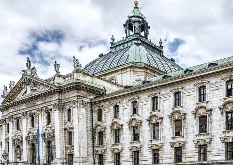 Mietwagenfahrer wegen Vergewaltigungsvorwurf vor Gericht