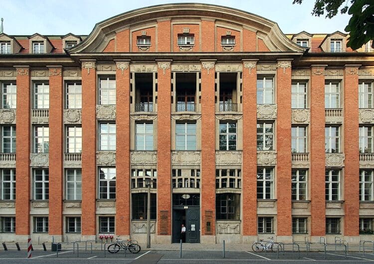 Berlins neue Verkehrssenatorin will Hamburger Modell für Taxis und Mietwagen