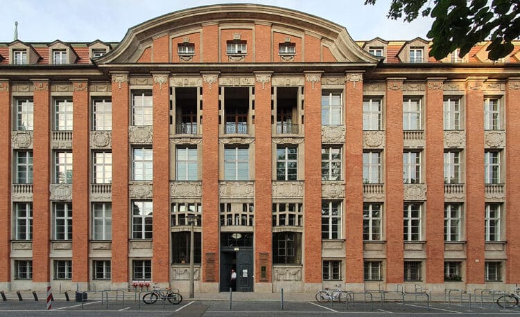 Berlins neue Verkehrssenatorin will Hamburger Modell für Taxis und Mietwagen