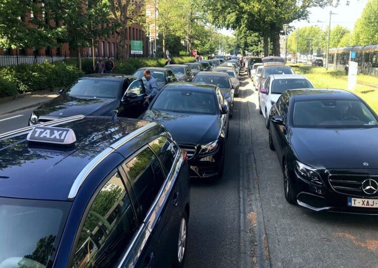 Proteste von Uber- und Taxifahrern in fünf europäischen Metropolen