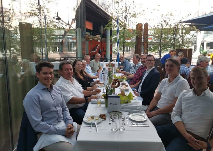 Flughafen und Taxizentrale feiern 20 Jahre Zusammenarbeit