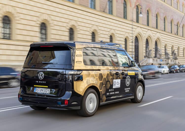 Autonomer ID. Buzz fährt mit (ausgewählten) Fahrgästen