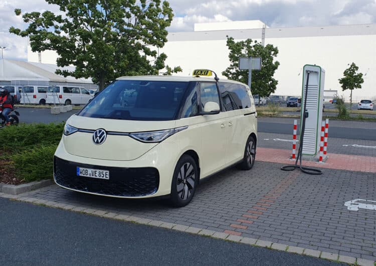 Das ID. Buzz-Taxi zu Besuch bei unseren Lesern
