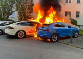 Frankfurter Tesla-Taxi wird Opfer der Flammen