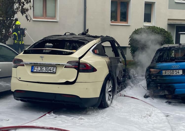 Frankfurter Tesla-Taxi wird Opfer der Flammen
