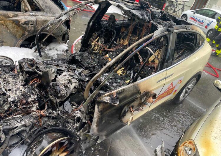 Frankfurter Tesla-Taxi wird Opfer der Flammen