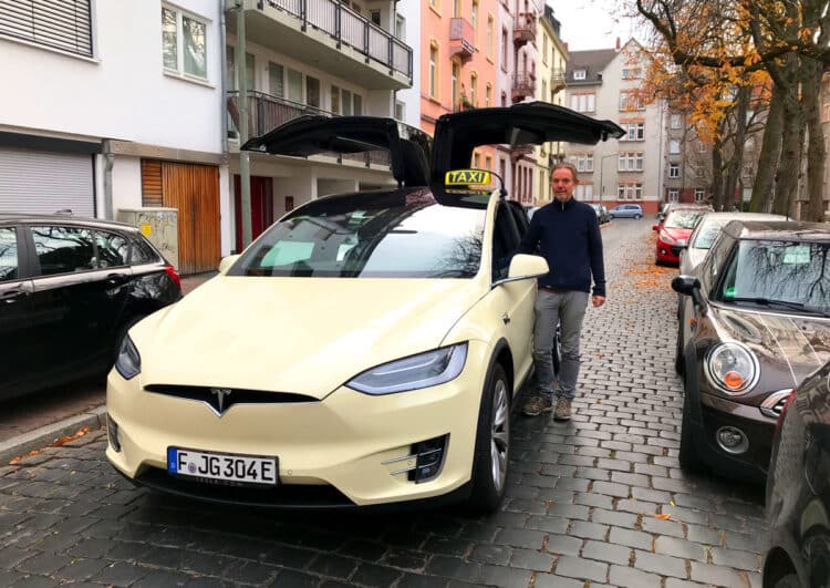 Frankfurter Tesla-Taxi wird Opfer der Flammen