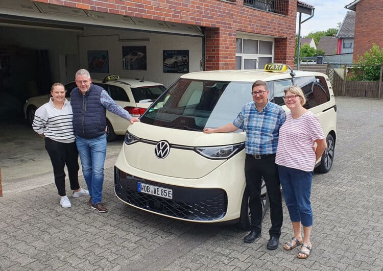 Das ID. Buzz-Taxi zu Besuch bei unseren Lesern