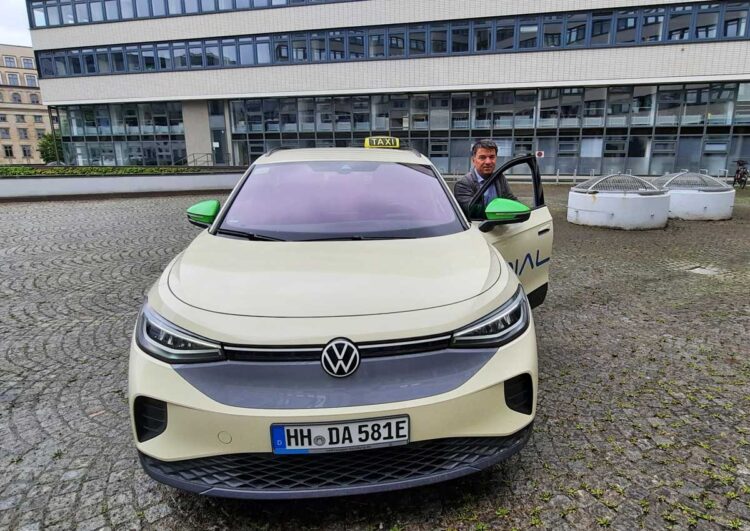 Elektrisches Leihtaxi für Hamburg