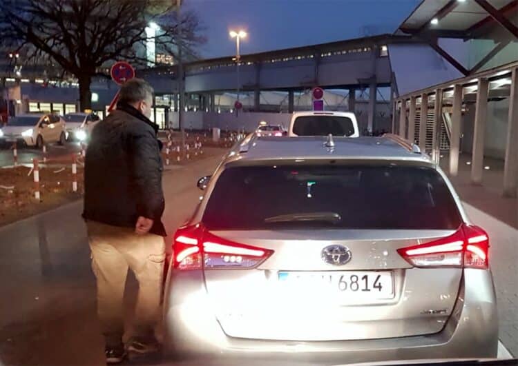 Springer-Boulevardblatt beklagt „Taxi-Verdrängung“, wirbt aber zugleich für Uber