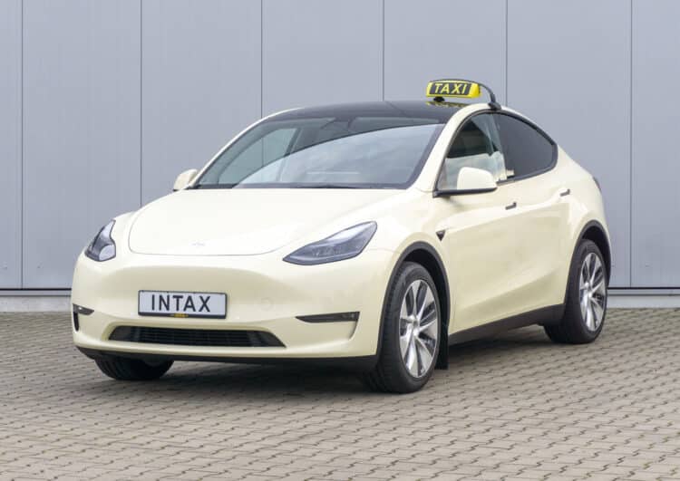 Taxi-Umrüstung jetzt auch bei Tesla-Basismodellen möglich