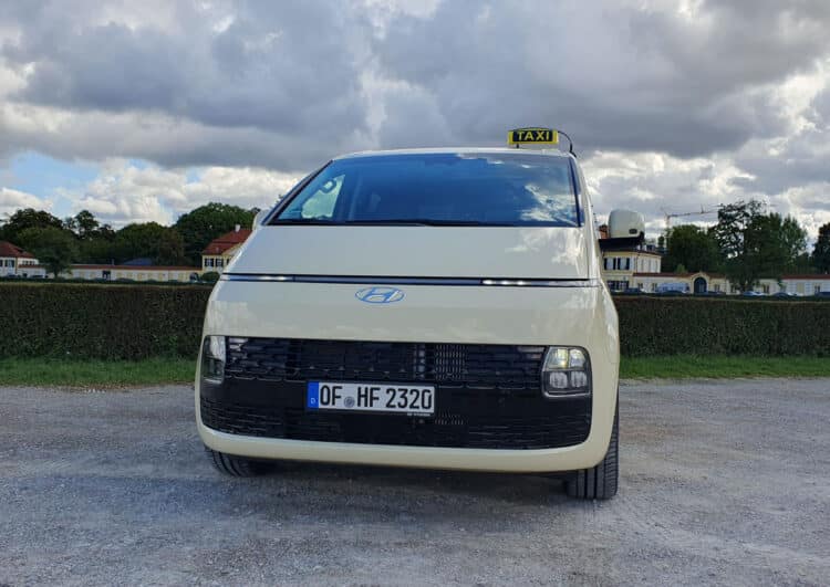 Hyundai Staria zu Gast in der Taxi-Times-Redaktion
