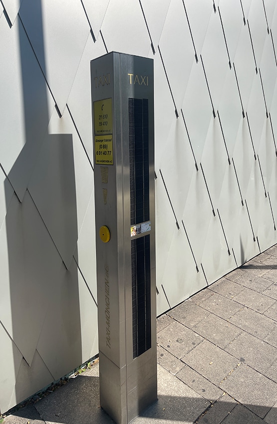 Reisebus rollt Taxi-Rufsäule nieder