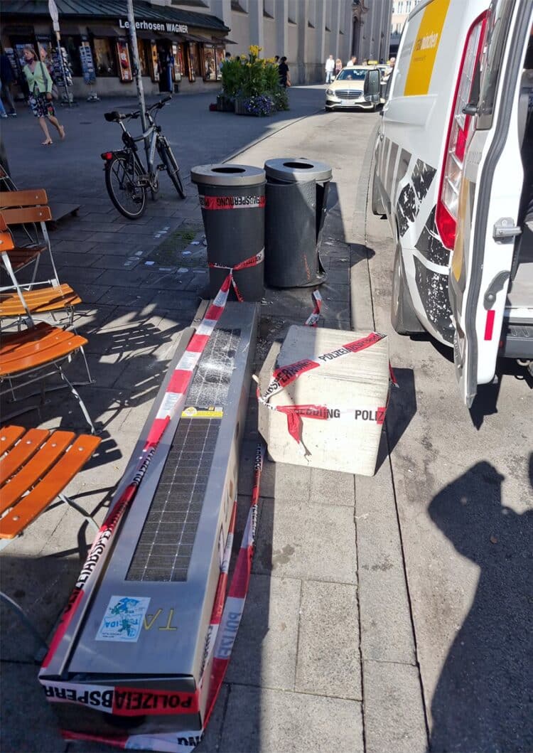 Reisebus rollt Taxi-Rufsäule nieder