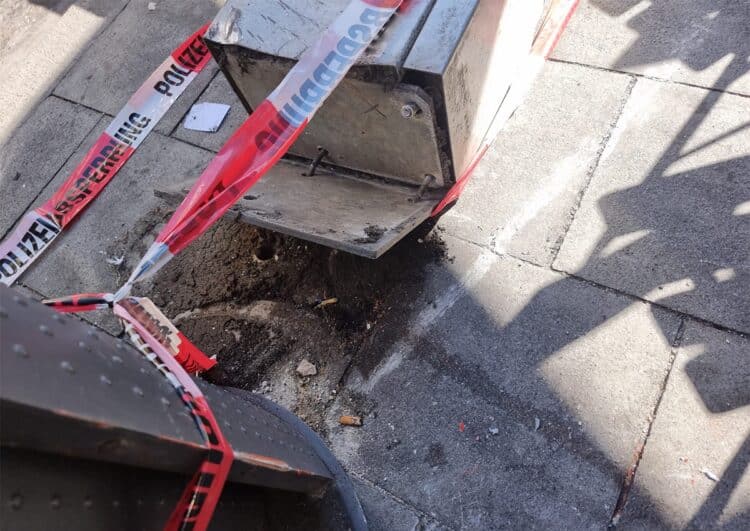 Reisebus rollt Taxi-Rufsäule nieder