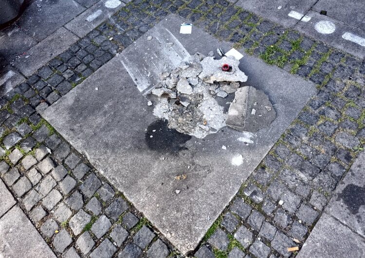 Reisebus rollt Taxi-Rufsäule nieder