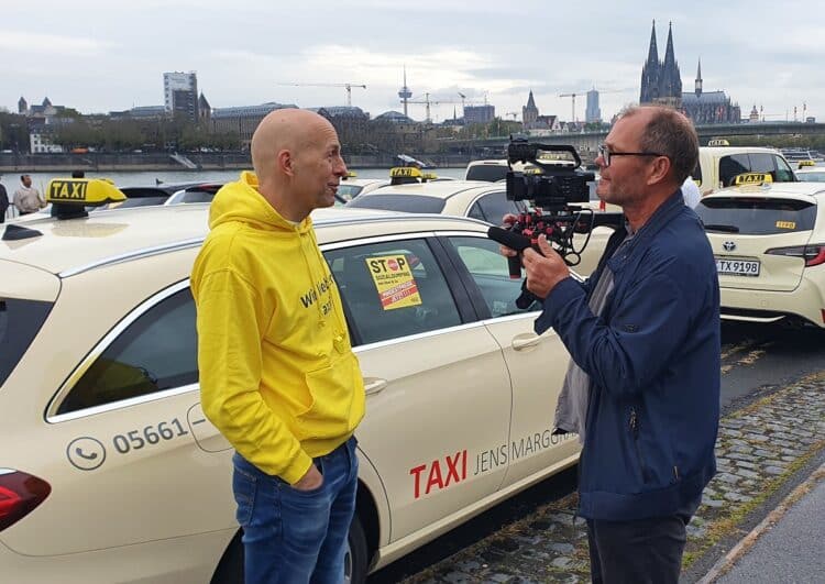 Erste Bilder von der Kölner Taxi-Demo