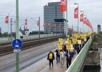 Erste Bilder von der Kölner Taxi-Demo