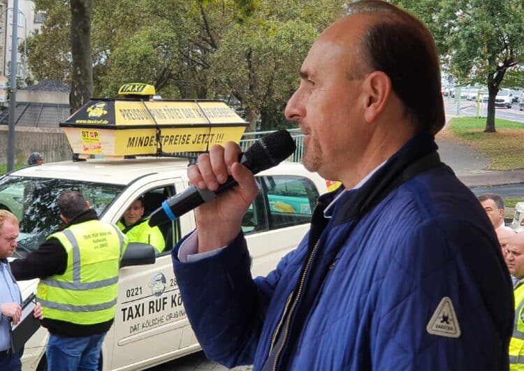 Erste Bilder von der Kölner Taxi-Demo
