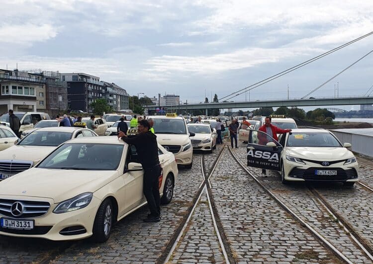 Erste Bilder von der Kölner Taxi-Demo