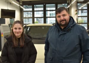 Atilla Döger, Taxi-Ansprechpartner beim Toyota Autohaus DIT wurde von seiner Tochter Joanna unterstützt. Foto Taxi Times