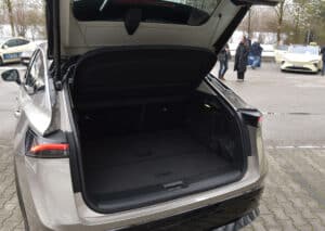 Der Nissan Ariya bietet einen geräumigen Kofferraum. Foto Taxi Times
