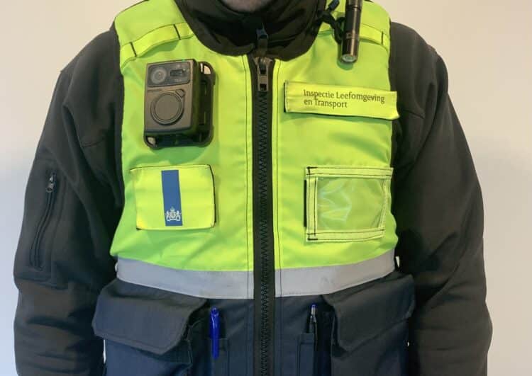 Taxi-Inspektoren kontrollieren mit Körperkameras