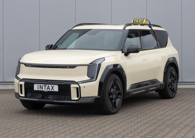 Zum silbernen Jubiläum ein E-Taxi mit sieben Sitzen