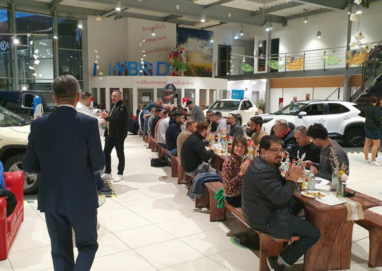 Gemeinsames Fastenbrechen in Münchner Autohaus