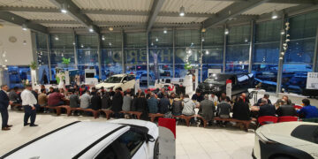 Gemeinsames Fastenbrechen in Münchner Autohaus