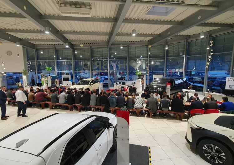 Gemeinsames Fastenbrechen in Münchner Autohaus