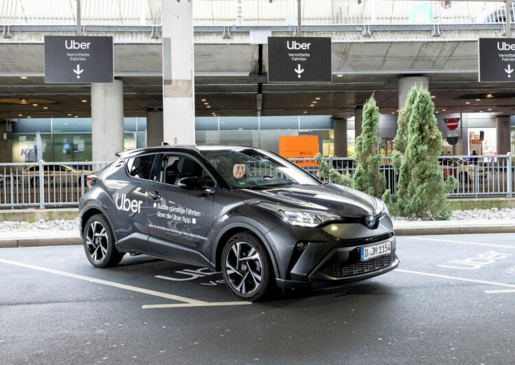 Flughafen Düsseldorf geht Partnerschaft mit Uber ein