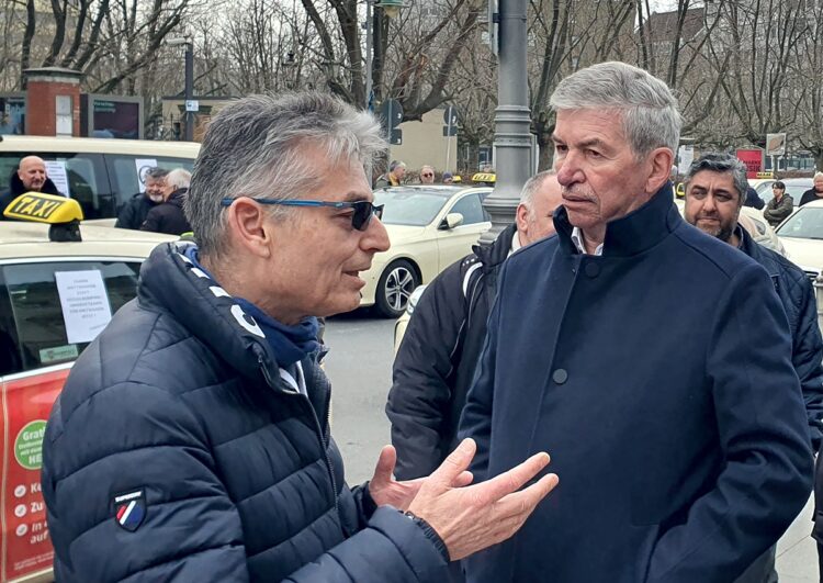 Demo in Berlin für Mietwagen-Mindesttarif und Hamburger Modell