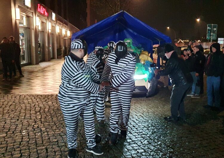 Kunstperformance gegen Uber – Auto ziehen