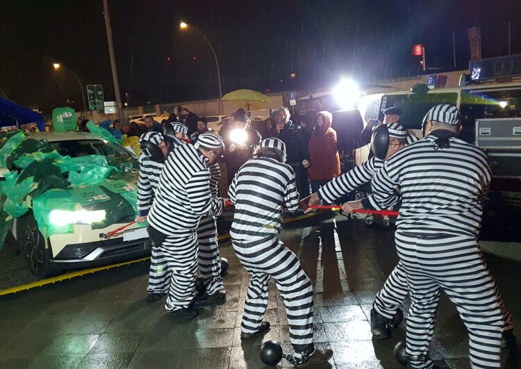 Kunstperformance gegen Uber – Auto ziehen