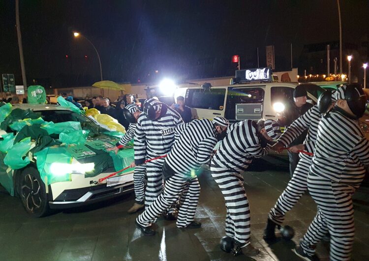 Kunstperformance gegen Uber – Auto ziehen