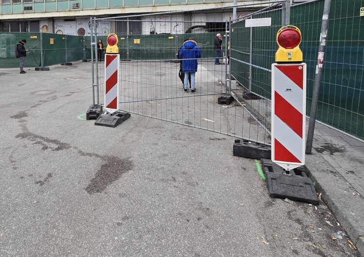 Eine Millionenstadt ohne Taxis am Bahnhof