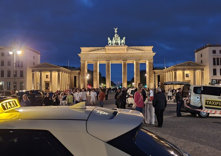 Pariser Platz in Berlin voller Uber-Limousinen – Taxigewerbe protestiert